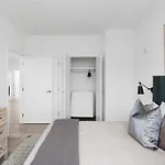 Luxury On The River 4 Beds 2.5 Bath, Walk To Downtown Apartment Nashville