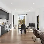 Luxury On The River 4 Beds 2.5 Bath, Walk To Downtown Apartment