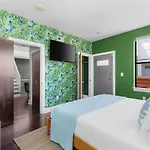 Modern With Rooftop Deck Walk To Coffee Restaurants Brewery Holiday home