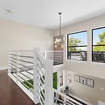 Modern With Rooftop Deck Walk To Coffee Restaurants Brewery Holiday home Nashville