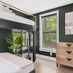 Holiday home Modern With Rooftop Deck Walk To Coffee Restaurants Brewery Nashville
