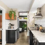 Modern With Rooftop Deck Walk To Coffee Restaurants Brewery