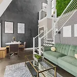 Modern With Rooftop Deck Walk To Coffee Restaurants Brewery