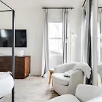 The Ashland House - Stylish Design, Backyard Oasis Holiday home *