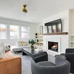 The Ashland House - Stylish Design, Backyard Oasis Holiday home