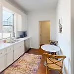 Apartment West End Getaway *
