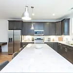 Spacious W Rooftop Deck And Mural! 10 Min 2 Dt Holiday home