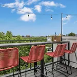 Bourbon & Bubbles - Rooftop Hot Tub & Speakeasy Holiday home Nashville