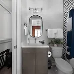 Bourbon & Bubbles - Rooftop Hot Tub & Speakeasy Holiday home