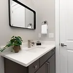Bourbon & Bubbles - Rooftop Hot Tub & Speakeasy Holiday home