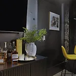 Holiday home Bourbon & Bubbles - Rooftop Hot Tub & Speakeasy *