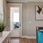 Apartment Stunning Nations Minutes From Broadway *