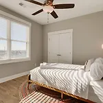Stunning Nations Minutes From Broadway Apartment