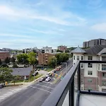 Elegant Corner Penthouse With Private Balcony, Skyline Views, Pool, And Gym *