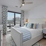 Elegant Corner Penthouse With Private Balcony, Skyline Views, Pool, And Gym Apartment Nashville