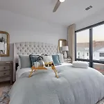 Elegant Corner Penthouse With Private Balcony, Skyline Views, Pool, And Gym Apartment *