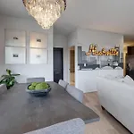 Apartment Elegant Corner Penthouse With Private Balcony, Skyline Views, Pool, And Gym Nashville