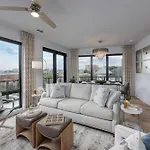 Elegant Corner Penthouse With Private Balcony, Skyline Views, Pool, And Gym Apartment Nashville