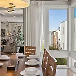 Holiday home Downtown W Rooftop Deck 4 Bedrooms 3 Baths *