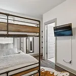 Holiday home Luxury 4 Bedroom Home, Heart Of The Entertainment
