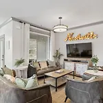 Luxury 4 Bedroom Home, Heart Of The Entertainment Holiday home *