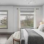 Luxury 4 Bedroom Home, Heart Of The Entertainment Holiday home Nashville