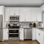 Luxury 4 Bedroom Home, Heart Of The Entertainment *