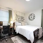 Near Downtown, King Bed, Private Yard, Free Parking Apartment *