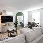 Apartment Near Downtown, King Bed, Private Yard, Free Parking
