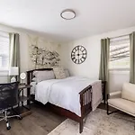 Near Downtown, King Bed, Private Yard, Free Parking Apartment Nashville