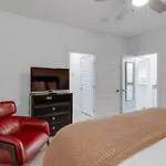 Elegant Townhouse Near Broadway