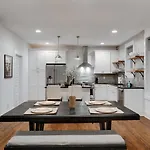 Elegant Townhouse Near Broadway