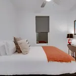 Elegant Townhouse Near Broadway Holiday home *