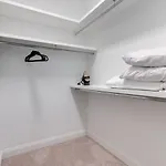 Elegant Townhouse Near Broadway *