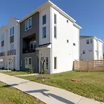 Beautiful Luxury Townhome Very Close To Broadway