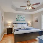 Bright And Fresh Large Backyard Minutes To Broadway Holiday home *
