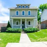 Hilltop Charmer Super Close To Downtown Three Bedroom