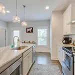 Hilltop Charmer Super Close To Downtown Three Bedroom Holiday home *