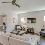 Hilltop Charmer Super Close To Downtown Three Bedroom Holiday home