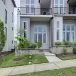 Stunning West End Walkable Area Holiday home *