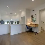 Stunning West End Walkable Area Holiday home *