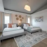 Stunning West End Walkable Area