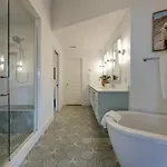 Stunning West End Walkable Area *