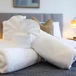 Ten Minutes To Broadway Modern Gated Townhome