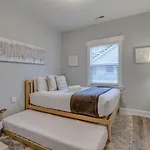 Music Charmer Tons Of Beds Thirty Day Minimum Holiday home *