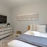 Music Charmer Tons Of Beds Thirty Day Minimum Holiday home *