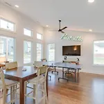 Modern Game Table Minutes To Broadway Holiday home