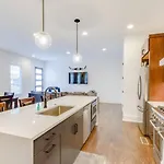 Holiday home Modern Game Table Minutes To Broadway