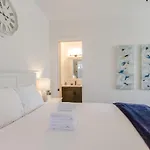 Holiday home Modern Game Table Minutes To Broadway *