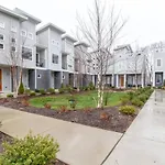 Ultra Modern Pad Minutes To Downtown Comfortable Beds